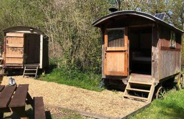 Otter Camp Private Riverside Glamping with Hot Tub - Foto 3