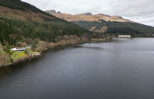 WATERSIDE 3 BED COTTAGE, HOT TUB, SAUNA, PVT BEACH - Foto 17