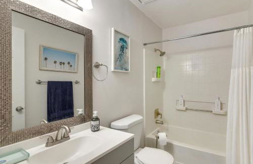 Less Than half Mi to Beach! Hot Tub Haven in Galveston - Foto 17