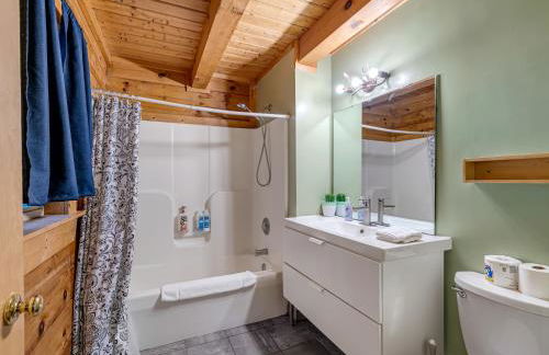 1 bedroom with a loft and hot tub cabin 45 minutes to Asheville - Foto 7