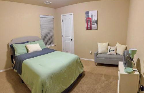 Cheerful 3 Bdrm space, 2 bath!. You gotta love it! - Photo 24