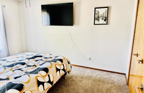 Artsy Home close to USAFA with Fireplace and Patio - Foto 42