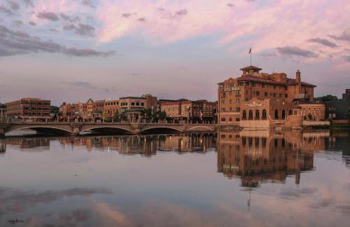 Walk Downtown & River Stylish Cozy Stay w Huge Porch - Foto 35