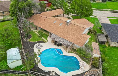 3-BD Backyard Oasis w Pool Patio Firepit - Foto 44