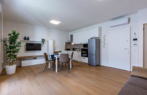 Colombo Palace - viale colombo 358 - Photo 50