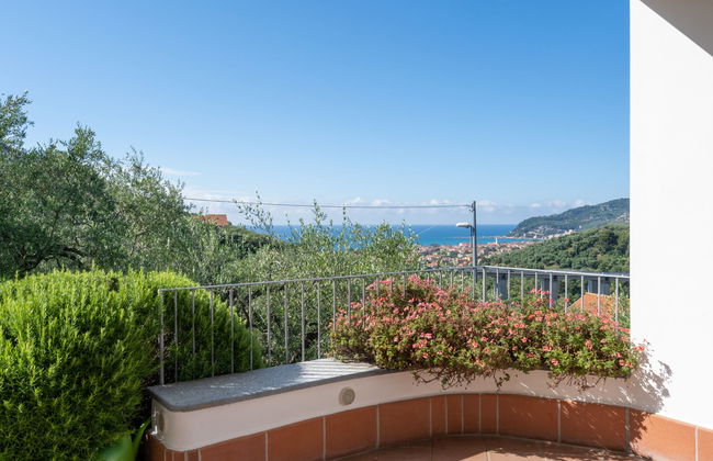 8 bedroom House in Diano Castello with private pool and garden - Photo 32