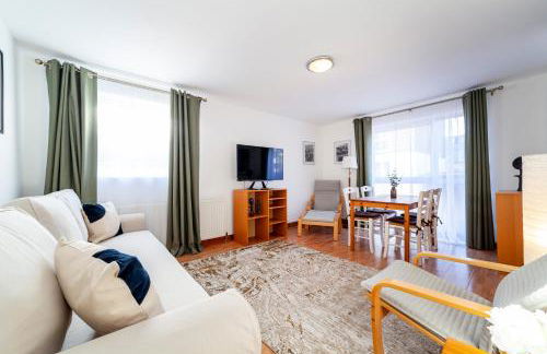 Bright 2BR flat off trendy Chiswick High Road - Photo 1