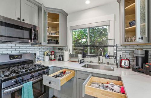 Angie Oasis Yard, Loft & Stocked Kitchen - Photo 11