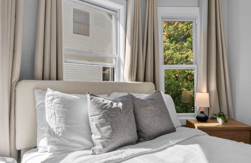 LUX Retreat Home with Yard - Foto 74