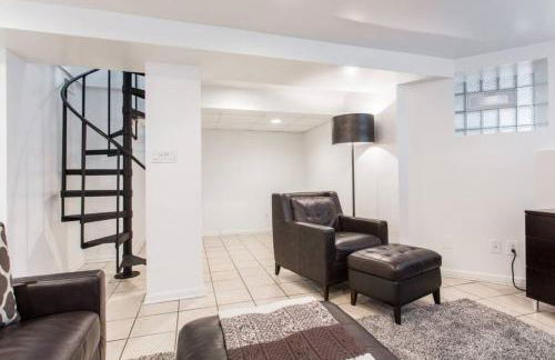 The Wrigleyville Deluxe -Steps from Wrigley Sleeps 10 - Foto 30