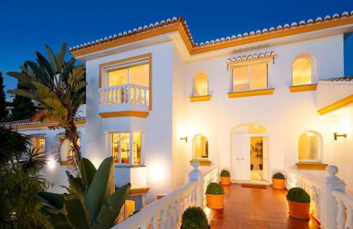 Large Family Villa 500m From Beach with Stunning Views - Photo 11
