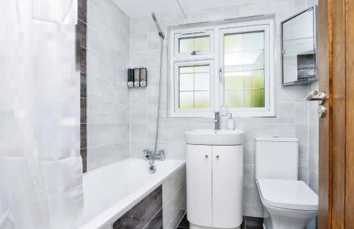 Modern Detached 4-Bedroom 2-Bath Home, Guildford - Photo 6