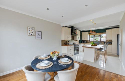 Meadow House with Driveway Parking, Spacious Garden, Fast Wifi and Smart TVs by Yoko Property - Foto 19