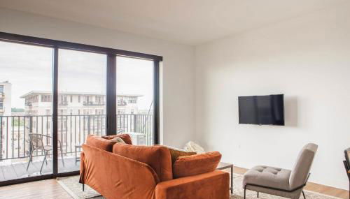 Chic East Side 1BR Apt with Balcony, Pool, and Gym - Foto 2