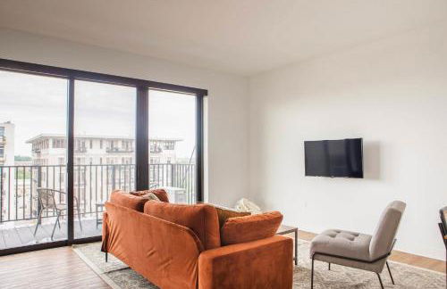 Chic East Side 1BR Apt with Balcony, Pool, and Gym - Foto 2