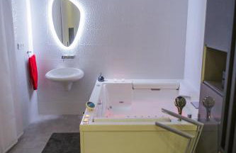 Apartment PLAZA -Wallbox 11kW- Private SPA- Jacuzzi, Infrared Sauna, Luxury massage chair, Parking, Entry with PIN 0 - 24h, FREE CANCELLATION 24 hours before Check In,Premium pillows and mattress - Photo 18