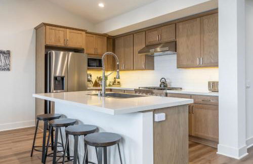 Newly Built Updated 3 Bed 2 and a half bath Creekhouse at Snowcrk Resort 1463 Amazing Mountain Views - Photo 15