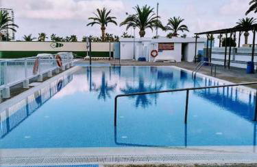Primera línea y con piscina - Foto 1