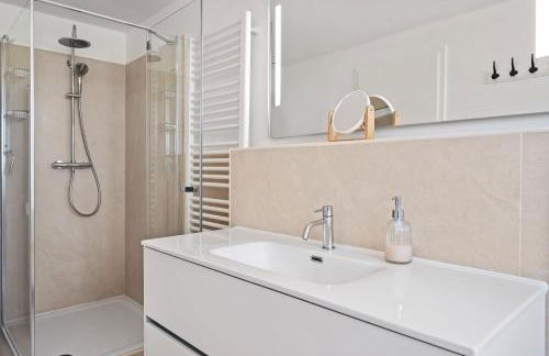 GUT KLETKAMP "Mühlenhof 2" - Ruhige Ferienwohnung mit 2 Schlafzimmern I Terrasse mit See- & Naturblick I Gemeinschaftsgarten I 15 Min zur Ostsee I Küche I Parkplatz I Waschmaschine I WLAN - Foto 7