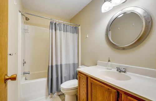 Less Than 1 Mi to Mt Snow Charming Condo with Fireplace - Photo 17