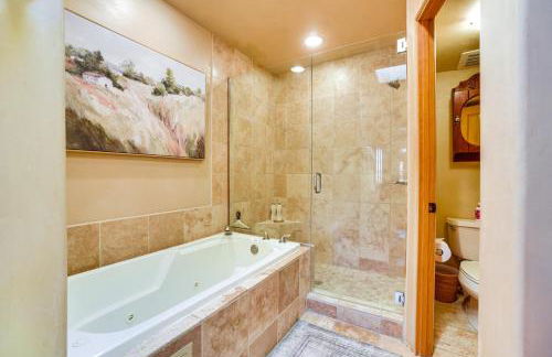 Walk to Santa Fe Plaza Condo with Kiva Fireplace! - Foto 12