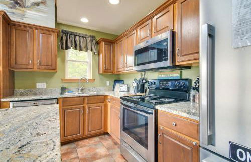 Hot Tub and Fire Pit! Lake-View Home in Blue Eye - Foto 12