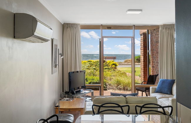 By The Sea Beachfront Apartment Wifi - Photo 12