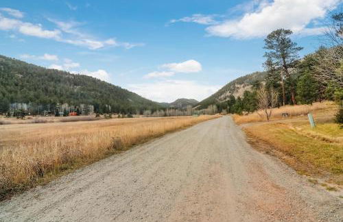 Cozy Mountain Home with Great Views, Deck & WiFi - Photo 50