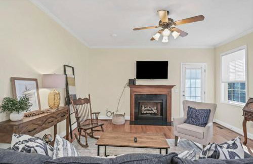 Cozy 2BR Home Near Ft Jackson - Photo 2