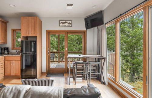 Two Cabins Retreat in Woods Resort - Dog-Friendly - Foto 9