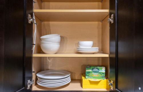 King Bed - Heart of PB - Jaw-Dropping Rooftop and Gym - Foto 28