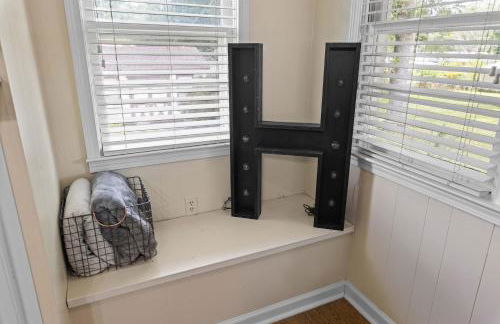 Modern Memphis Retreat - Sleeps 7 - Fireplace - Foto 12