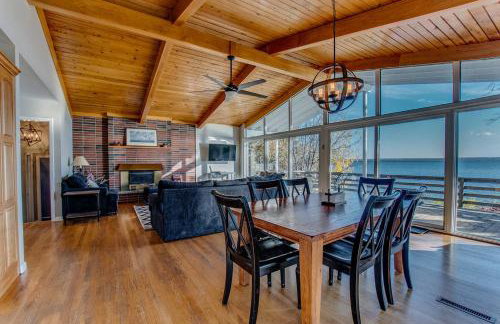 Waterfront retreat w/ wraparound deck & BBQ - Foto 2