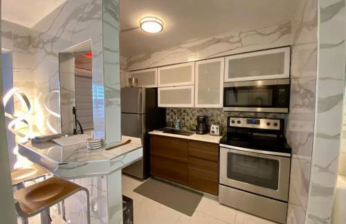 Luxurious remodeled direct Waterfront apartment with Miami skyline view- Free parking- 5min drive to Miami Beach - Foto 28