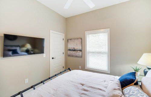 Walk to Lake Erie Sleek Retreat with Screened Patio - Foto 18