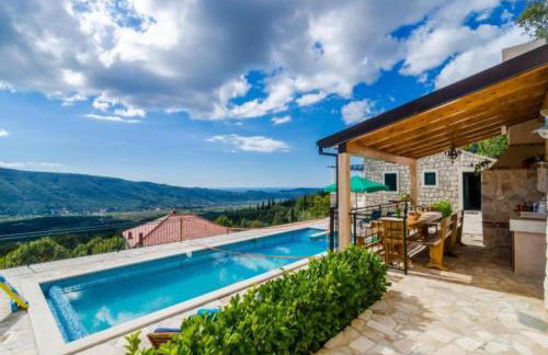 Villa Falcon Rook - Four-Bedroom Villa with Terrace and Swimming Pool - Photo 11