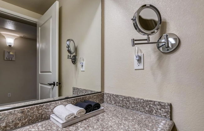 2BR Getaway Pool Gym Basketball Court Theater Access - Photo 22