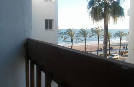 Passeig Maritim Apartment - Photo 16