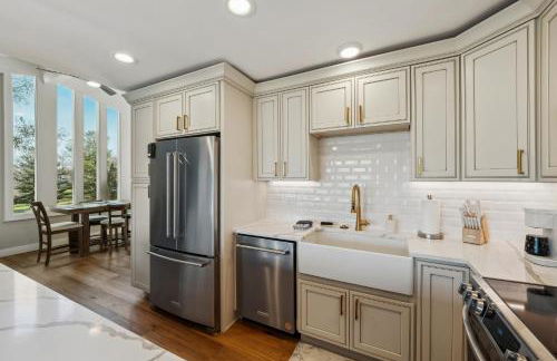 Elegant 4-Season Lake Geneva Condo with Fireplace! - Foto 14