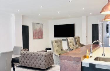 Luxury 5BR Stay With City Access - Photo 41