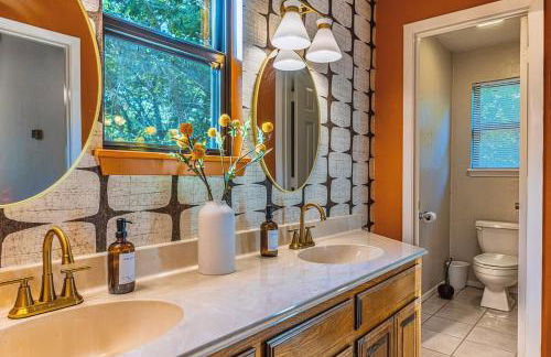 Retro Retreat - Fire Pit, Billiards, Media Room, Games - Photo 5