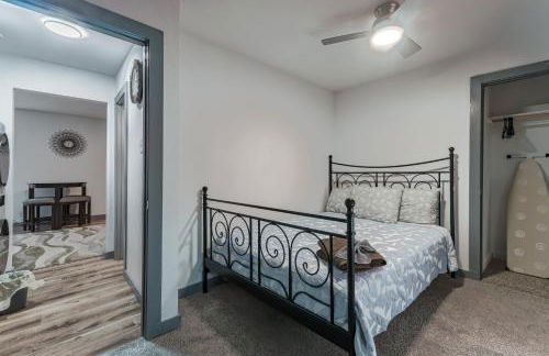 Cozy retreat minutes from stadiums - Photo 17