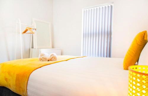 4 Bedrooms Spacious House With 2 Bathrooms Free Parking - sleeps up to 10 guests - Foto 18