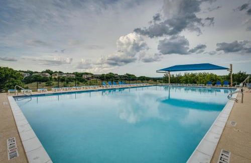 Lago Vista Golf Getaway with Decks and Pool Access! - Foto 6