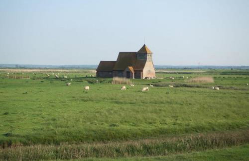Charming Cottage in Romney Marsh Britain with Wooden Deck - Photo 28