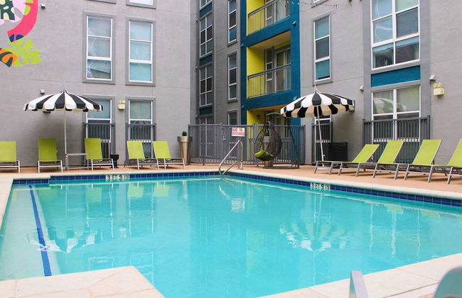 Modern Condo With Pool, Gym, Workspaces & BBQ - Foto 27