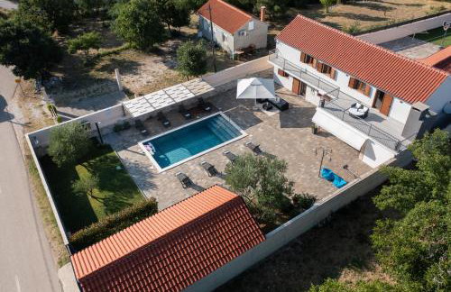 Villa Pietra- Modern rustic poolside oasis - Photo 35