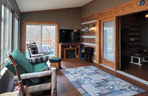 Scenic Lakefront Cabin Dock Water Activities Games - Foto 4