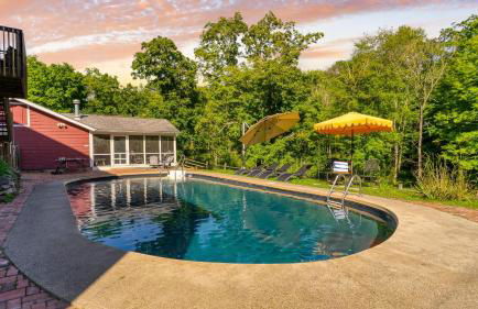 Historic Barn Retreat w Pool Pond Views Longview Pond Lodge by AvantStay - Foto 37