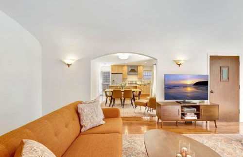 Charming 2BR 2BA Los Angeles Home with Character - Foto 14